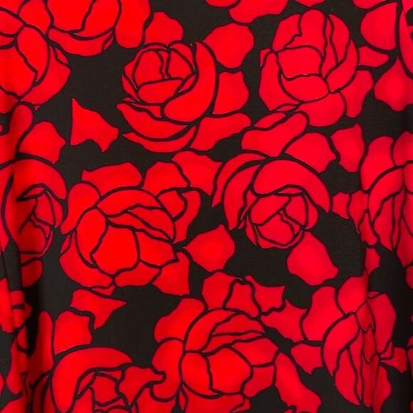 Alfani Woman- Red Roses Print Elbow Length Sleeves Back Zipper Top- Size OX - Picture 4 of 5